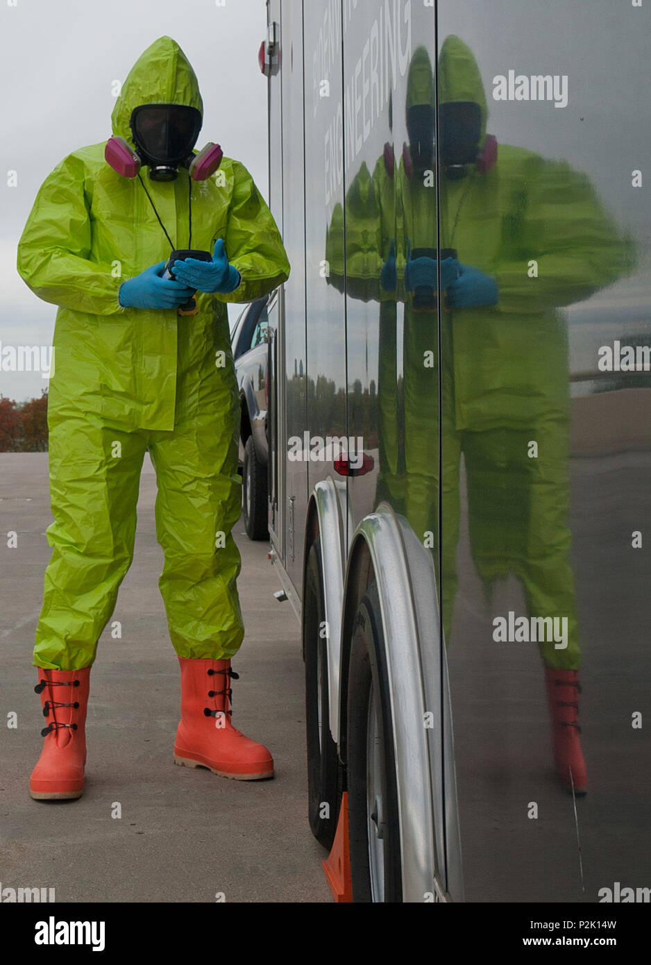 Airman Senior Isaac Darko, un technicien en génie bioenvironmental avec le 5ème groupe médical, contrôle l'air pour tous les produits chimiques ou la contamination à Minot Air Force Base, N.D., du 22 septembre 2016. Les combinaisons chimiques capables de contenir de l'air jusqu'à 60 minutes après les aviateurs entrer dans la combinaison, en fonction de leur capacité pulmonaire et le volume. (U.S. Air Force photo/Navigant de première classe Jonathan McElderry) Banque D'Images