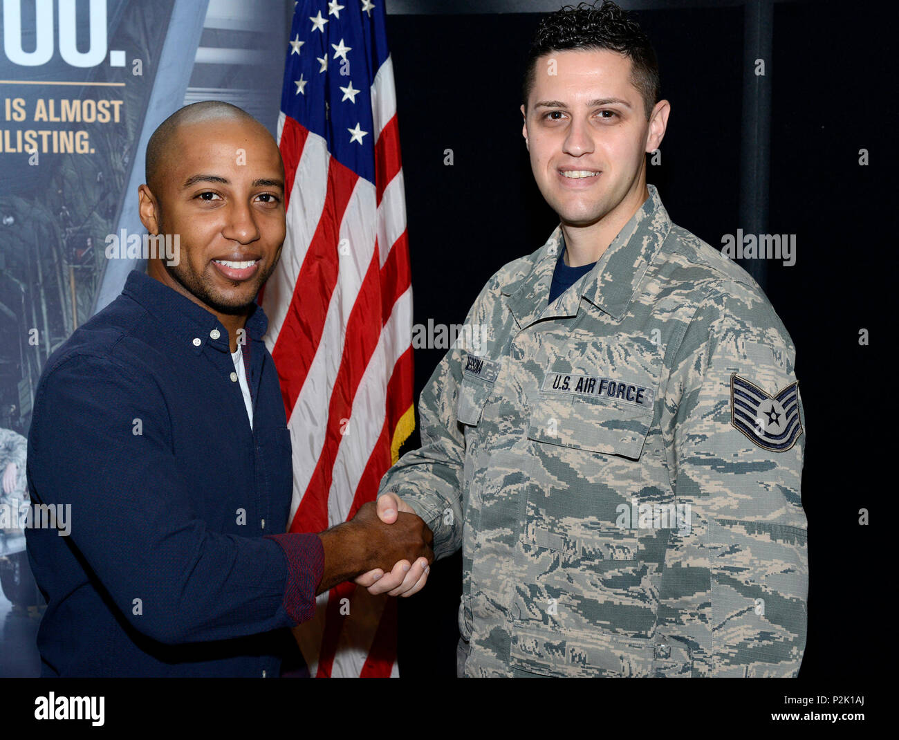 Terrance aviateur senior qui ont juré Clyburn dans asa membre de la Garde nationale aérienne de New York le 30 septembre 2016 , faisant de lui la dernière recrue de l'année financière 2016 pour le 105e Airlift Wing est félicité par Tech. Le Sgt. Paul Messina l'un des recruteurs. (U.S. Photo de la Garde nationale aérienne byJulio A. Olivencia Jr.) Banque D'Images