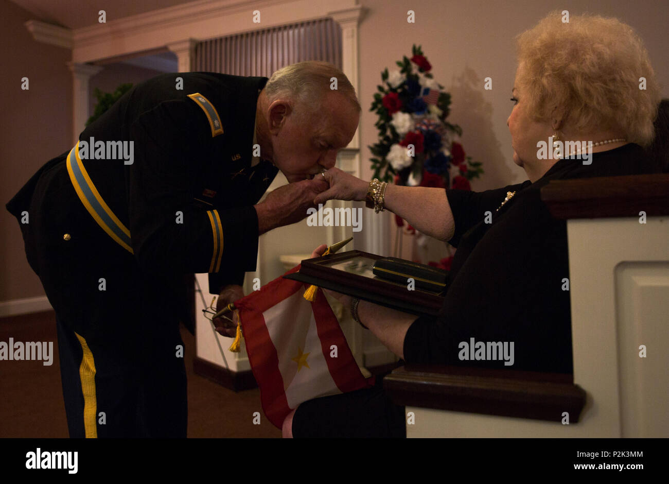 Le Lieutenant-colonel à la retraite Robert G. Nivens, Blue Star, La Fondation présente une étoile d'or bannière pour Courington Rhonda Dunn, nièce de l'ancien combattant de la guerre de Corée Le Cpl. Larry Dunn, pendant les funérailles de Dunn, le 17 septembre 2016, à Cullman, Alabama. Dunn a été signalé 'Missing en action", le 1 décembre 1950, après que son unité, la Compagnie B, 2e bataillon de combat du génie, 2e, a été attaqué près de Sonchu, la Corée du Nord. Il a été déclaré mort le 31 décembre 1953, et ses restes ont été identifiés en 2015 grâce aux progrès en matière d'analyse d'ADN. Il est retourné à son état de New York le 14 septembre 2016. (U.S. Photo de l'armée par le Sgt. Eben Boothby) Banque D'Images