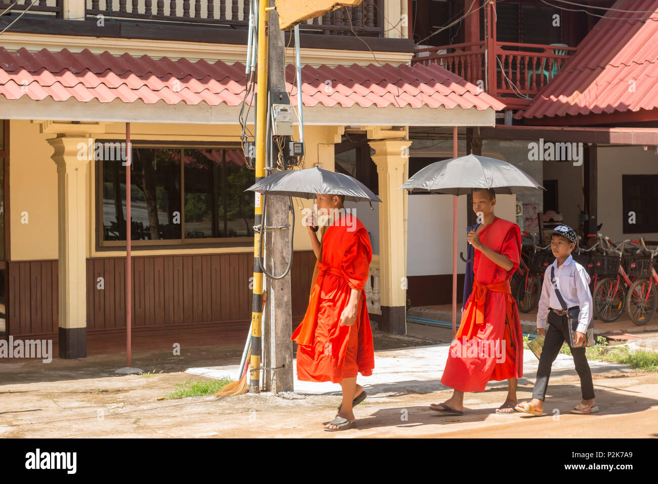 Muang Khong, Laos - 9 novembre, 2017 : Deux moines en marchant dans la rue à Muang Khong, au Laos. Banque D'Images