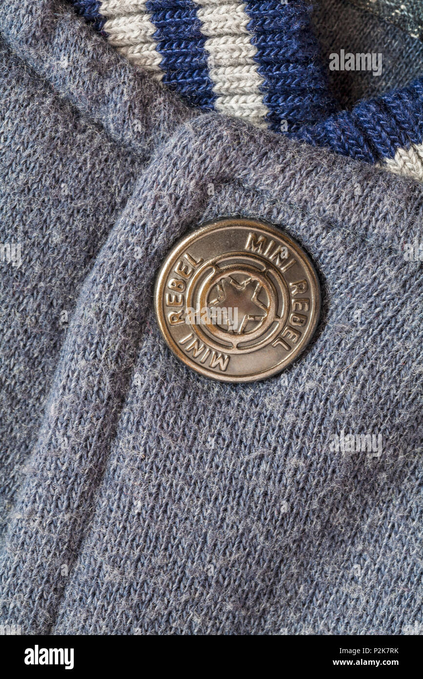 Mini bouton rebelle sur bébé garçon vêtements veste Banque D'Images