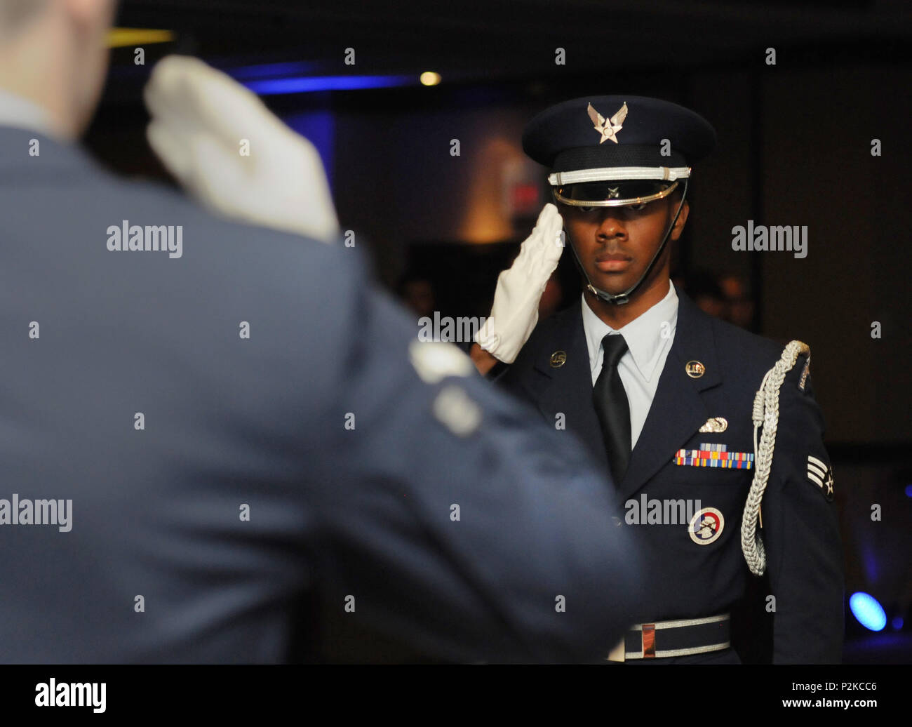 Airman Senior Sean Goddard, membre de la garde d'honneur de Keesler, rend un hommage lors d'un POW/MIA tableau cérémonie pendant la base aérienne de Keesler Ball à l'Imperial Palace Casino le 24 septembre 2016, Biloxi, Mississippi l'événement a été parrainé par l'Association de la Force aérienne John C. Stennis Chapitre # 332 pour célébrer le 69e anniversaire de la Force aérienne et du 75e anniversaire de la base. (U.S. Air Force photo par Kemberly Groue/libérés) Banque D'Images