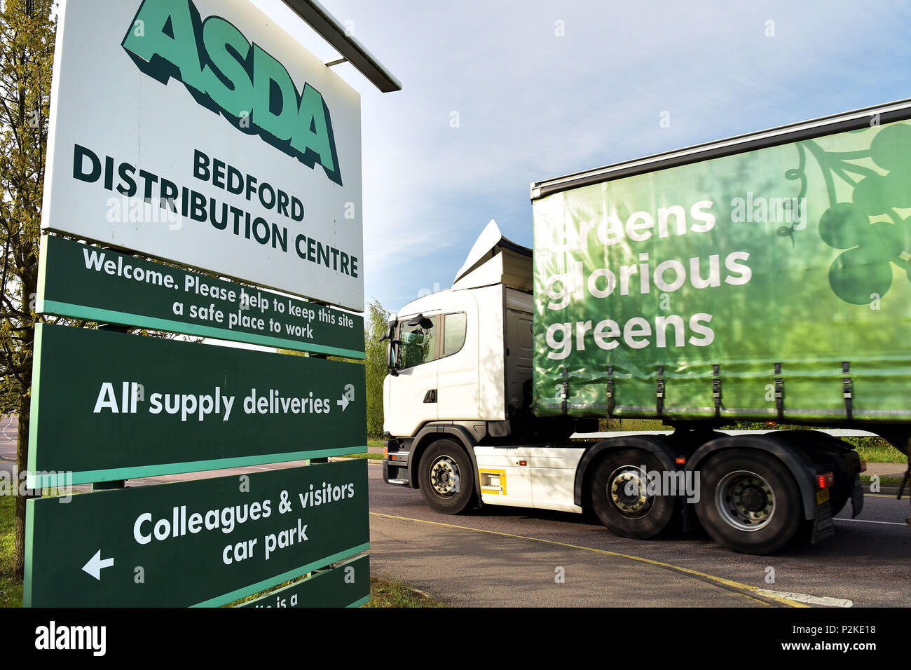 Le parc industriel d'affaires à Bedford où l'Asda et Sainsbury's ont leurs entrepôts de distribution logistique. Sainsbury, a fait une offre pour acheter l'Asda Banque D'Images