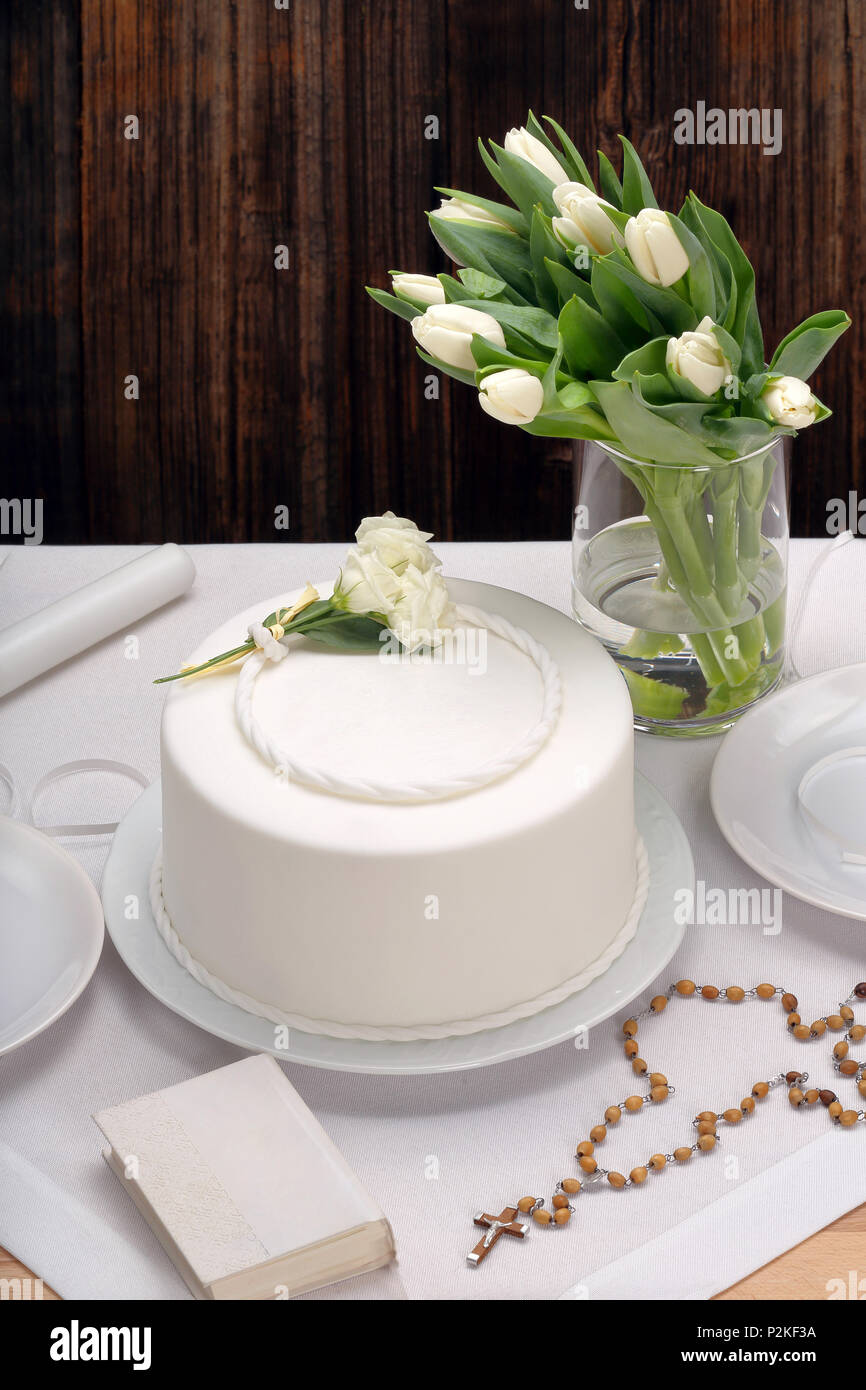 Premiere Communion Gateau Sur Fond De Bois Et De L Espace Vide Pour Le Texte Photo Stock Alamy Premiere Communion Gateau Sur Fond De Bois Et De L Espace Vide Pour Le Texte Photo Stock Alamy