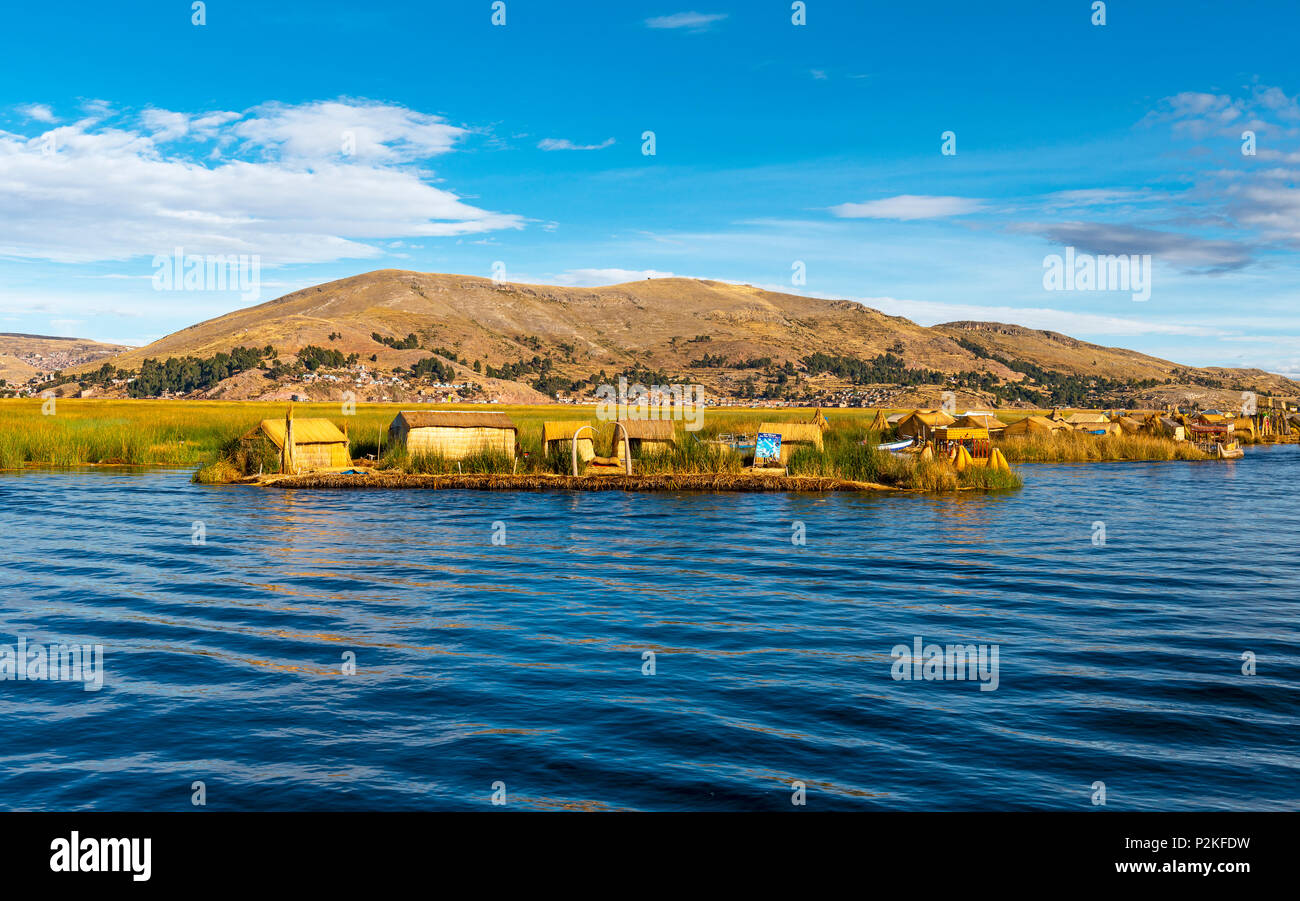 Les îles flottantes (Totora) reed de l'Uros groupe autochtone situé dans les eaux bleues du lac Titicaca, près de Puno, Pérou, Amérique du Sud. Banque D'Images