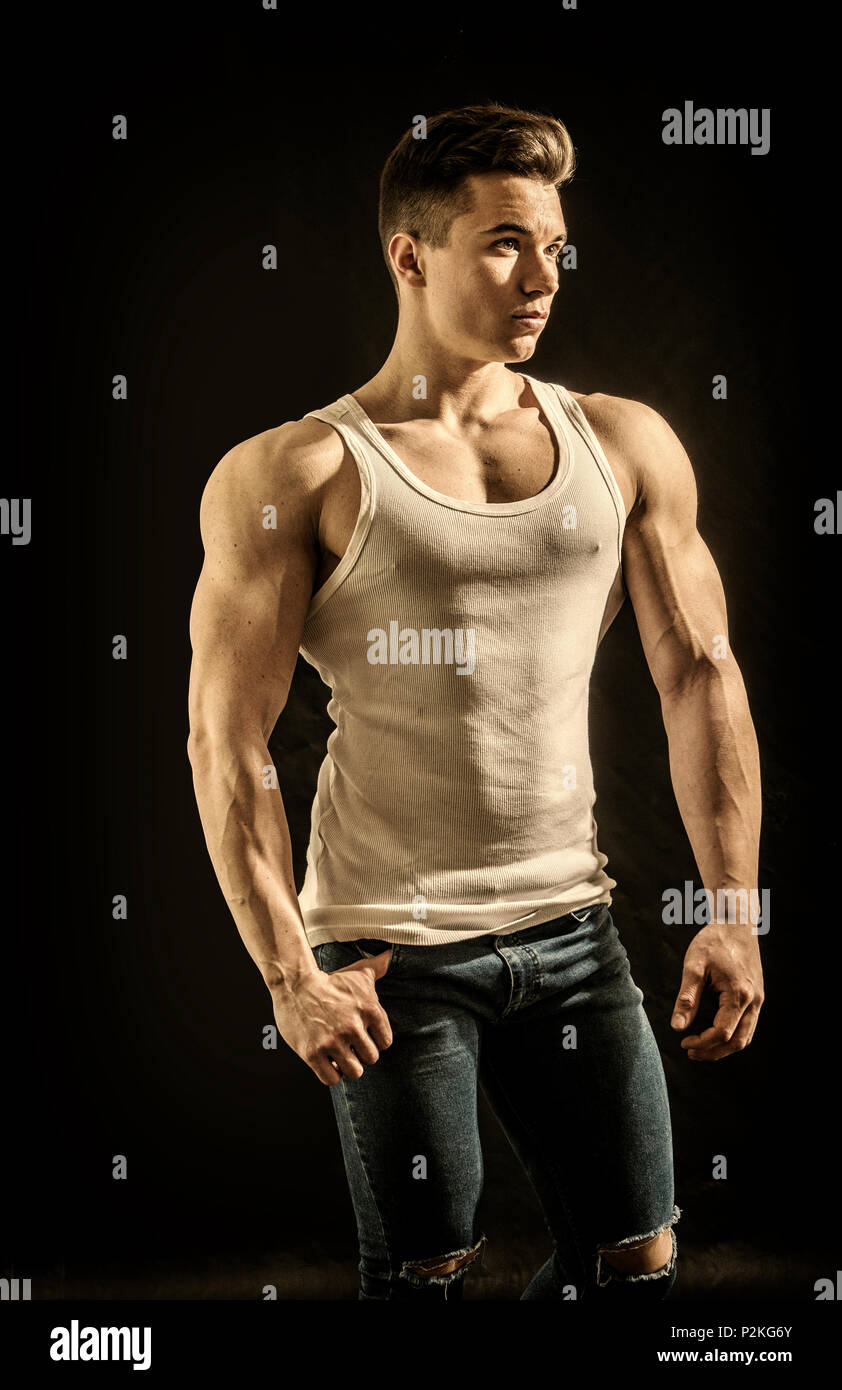 Beau jeune homme musclé en studio shot Photo Stock - Alamy