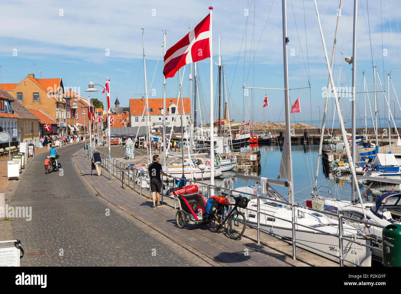 Port de Allinge, drapeau danois le long de la route principale, village de pêcheurs, la mer Baltique, Bornholm, Allinge, Danemark, Europe Banque D'Images
