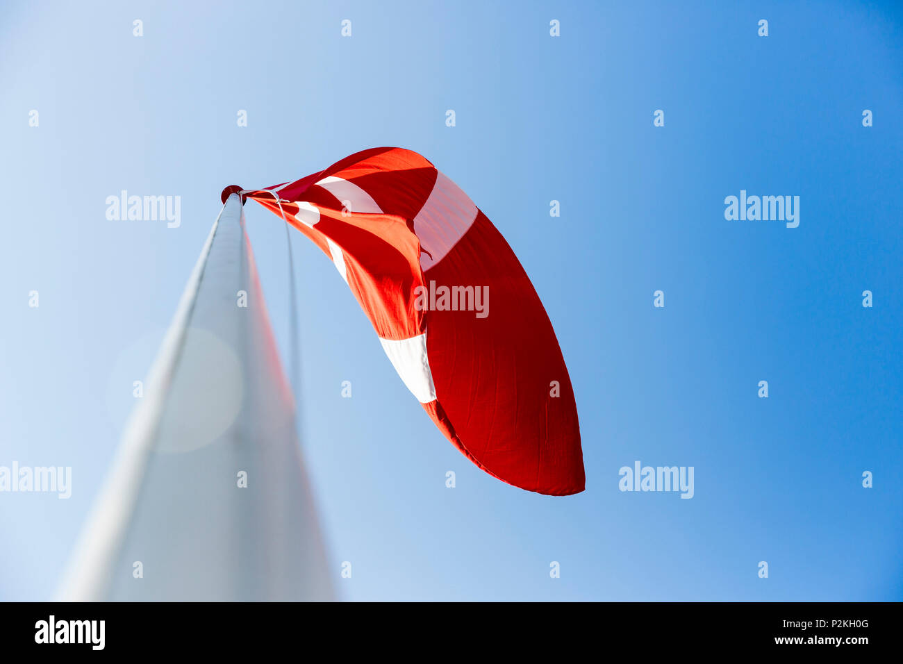 Drapeau danois dans le vent, la mer Baltique, près de Bornholm, Gudhjem, Danemark, Europe Banque D'Images