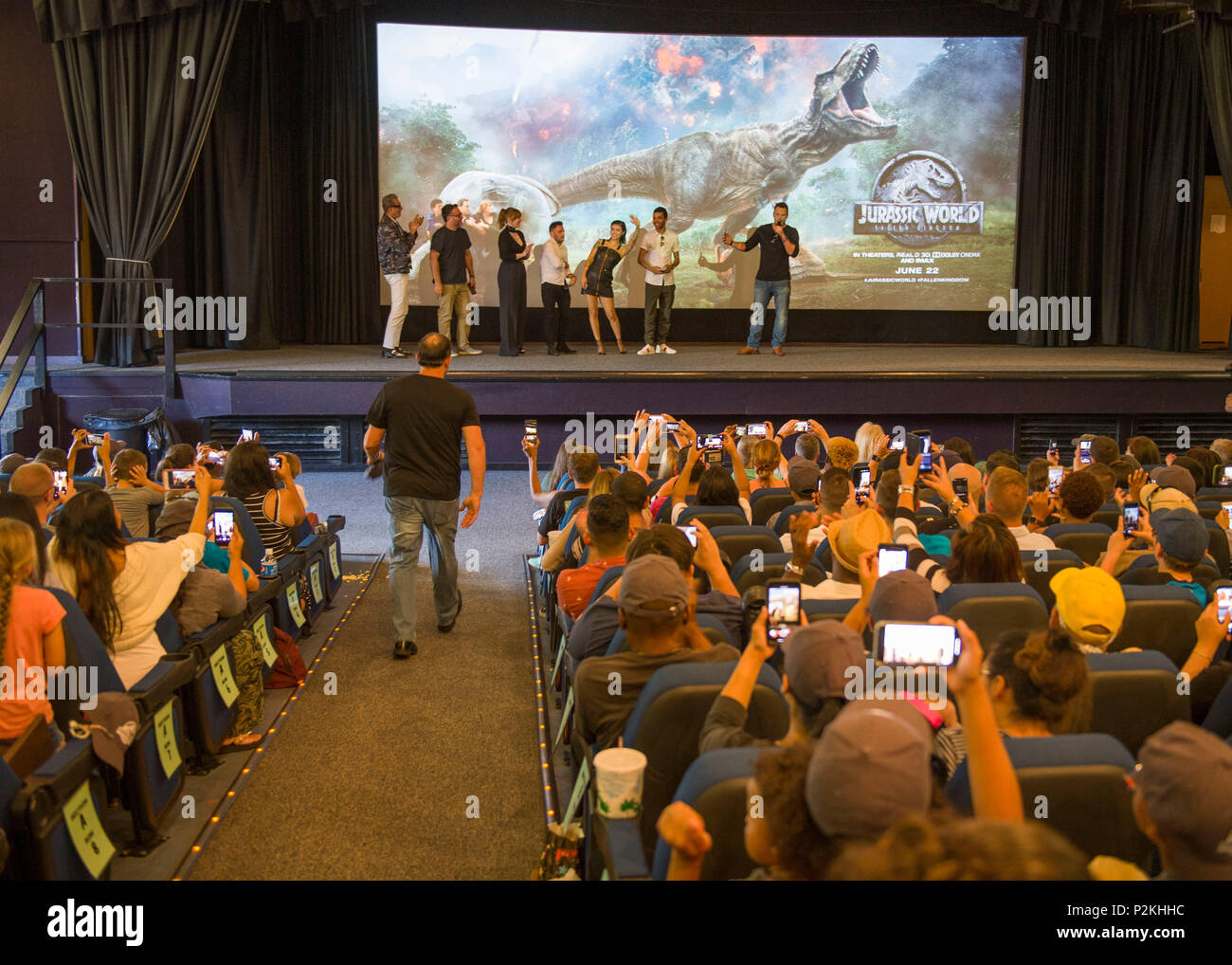 180610-N-NU281-0241 PEARL HARBOR (10 juin 2018) Les stars de Jurassic World royaume déchu parler avec Joint Base Pearl Harbor-Hickam marins et aviateurs avant une projection spéciale du film. (U.S. Photo par marine Spécialiste des communications de masse 2e classe Justin Pacheco) Banque D'Images