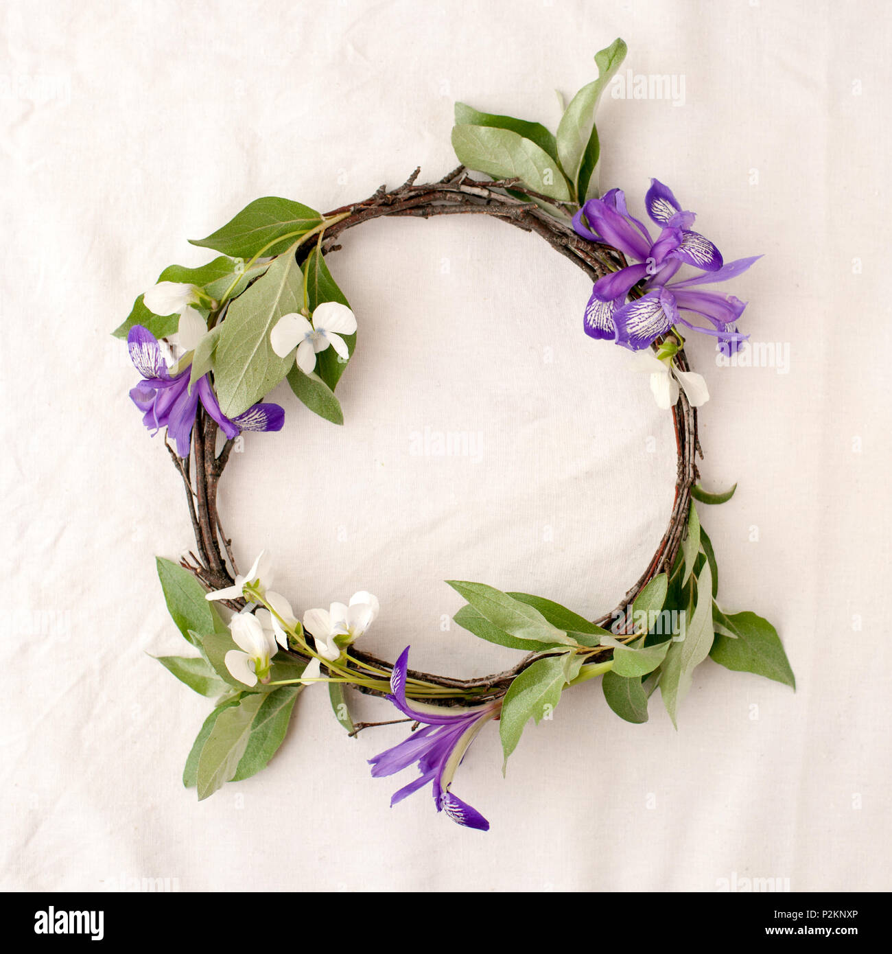 Composition florale. Couronne faite d'roools, feuilles, fleurs et tissus sur fond blanc. Style rustique du décor à la maison, télévision, vue d'en haut. Banque D'Images