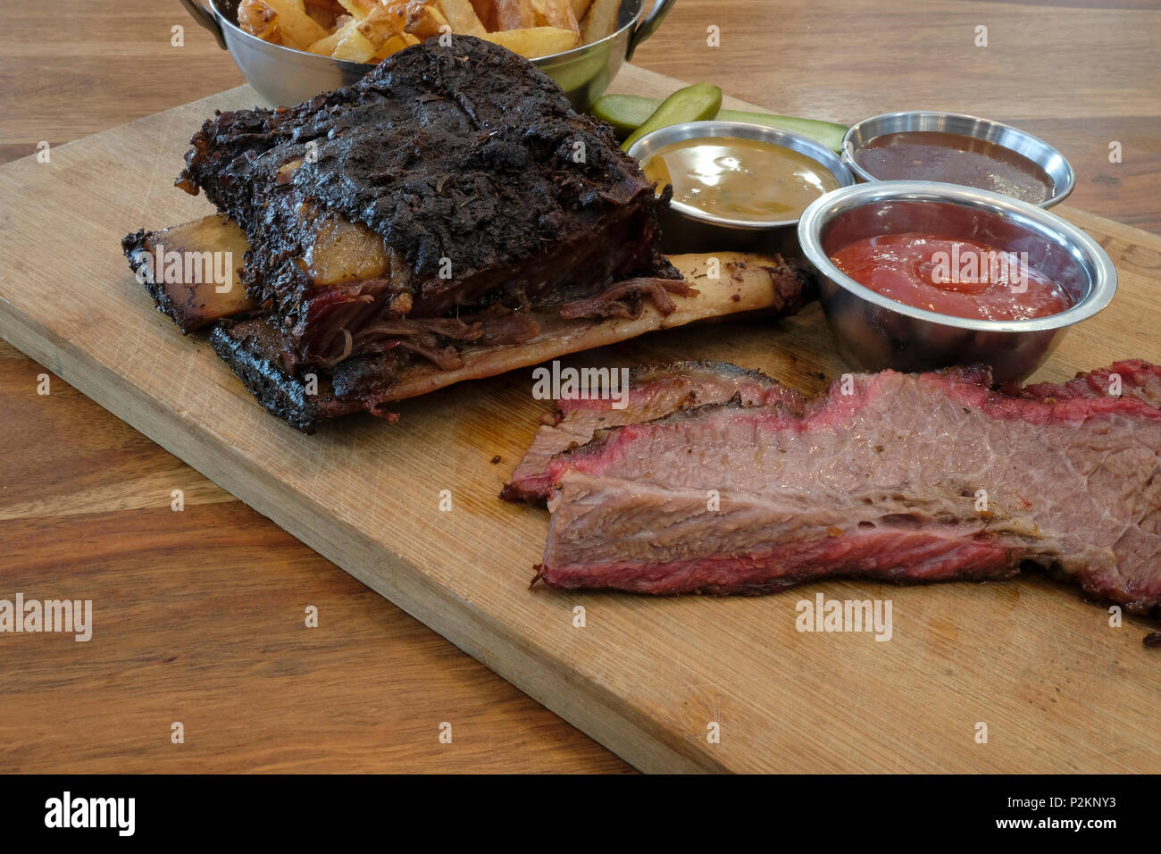 Grillades servis à 'Harvey's Smokehouse restaurant' dans l'ouest de Jérusalem Israël Banque D'Images