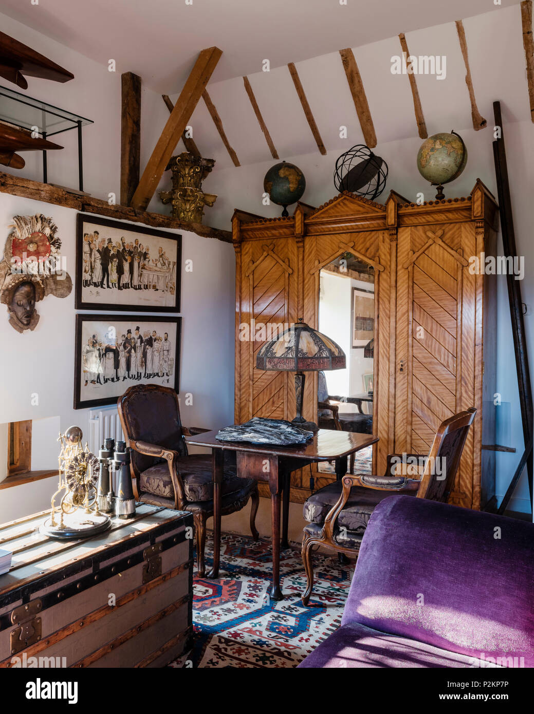 Placard allemand surmonté de plusieurs 18e et 19e siècle. Un kilim Caucase adoucit la parole. Banque D'Images