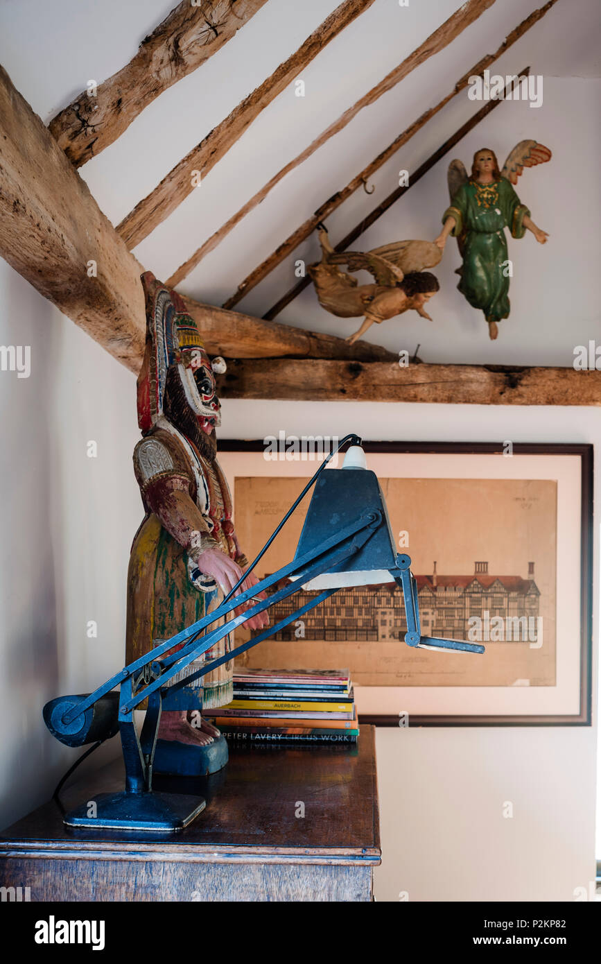 19e siècle en plâtre peint anges, 20e siècle lampe de travail avec loupe et 10e siècle bois sculpté figure du Cachemire. Banque D'Images