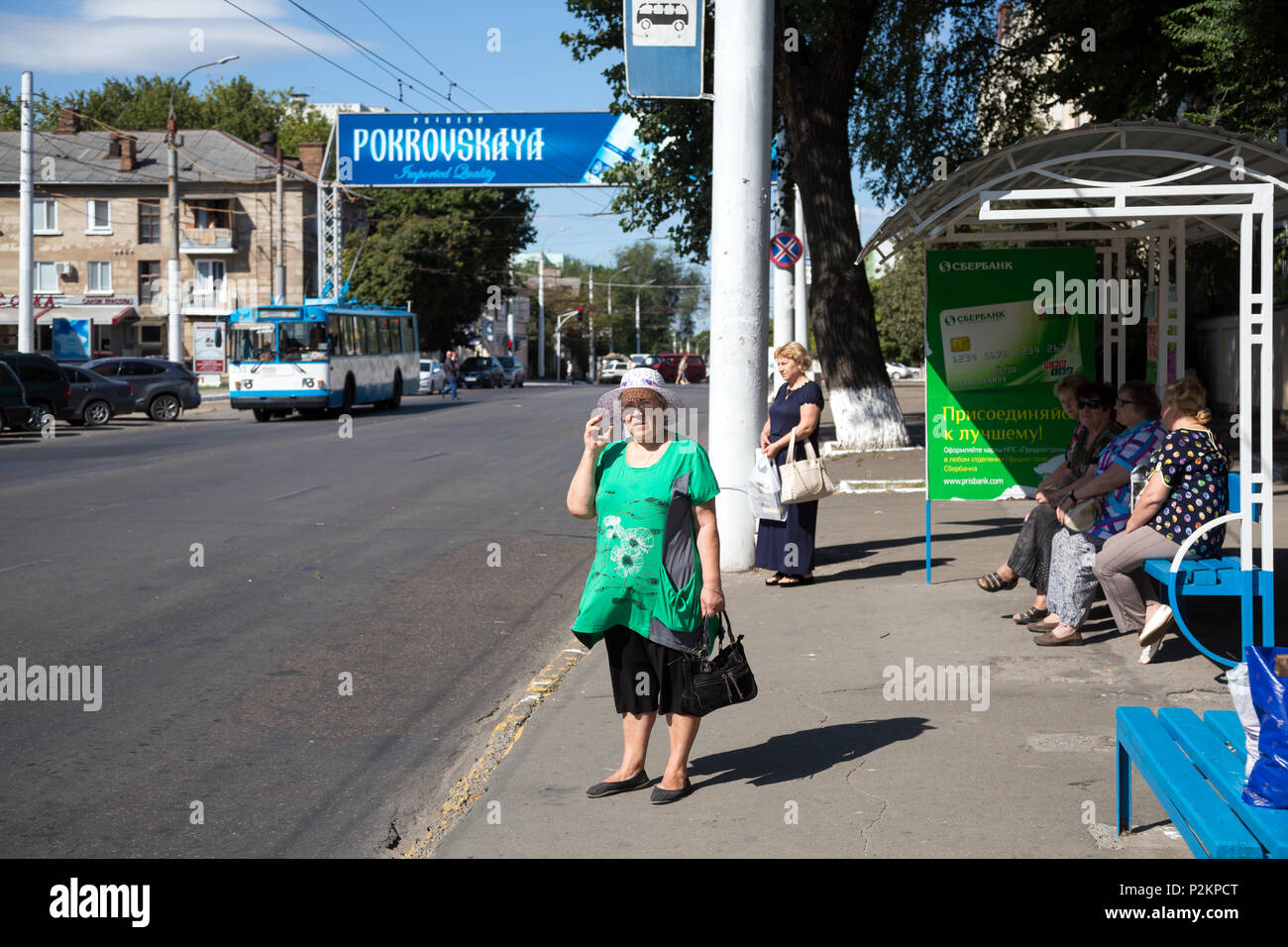 Tiraspol, Moldavie, les gens à un arrêt d'autobus Banque D'Images