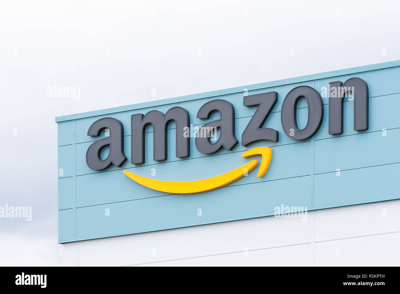 15 juin 2018 - Amazon signe et logo sur leur Warrington Centre de réalisation des capacités le jour de leur ouverture officielle Banque D'Images