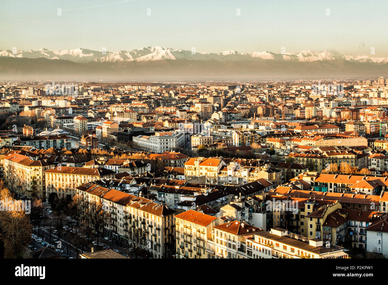 Vue de la ville de Turin depuis le sommet de la Mole Antonelliana, avec les Alpes en arrière-plan. Turin, Province de Turin, Italie. Banque D'Images