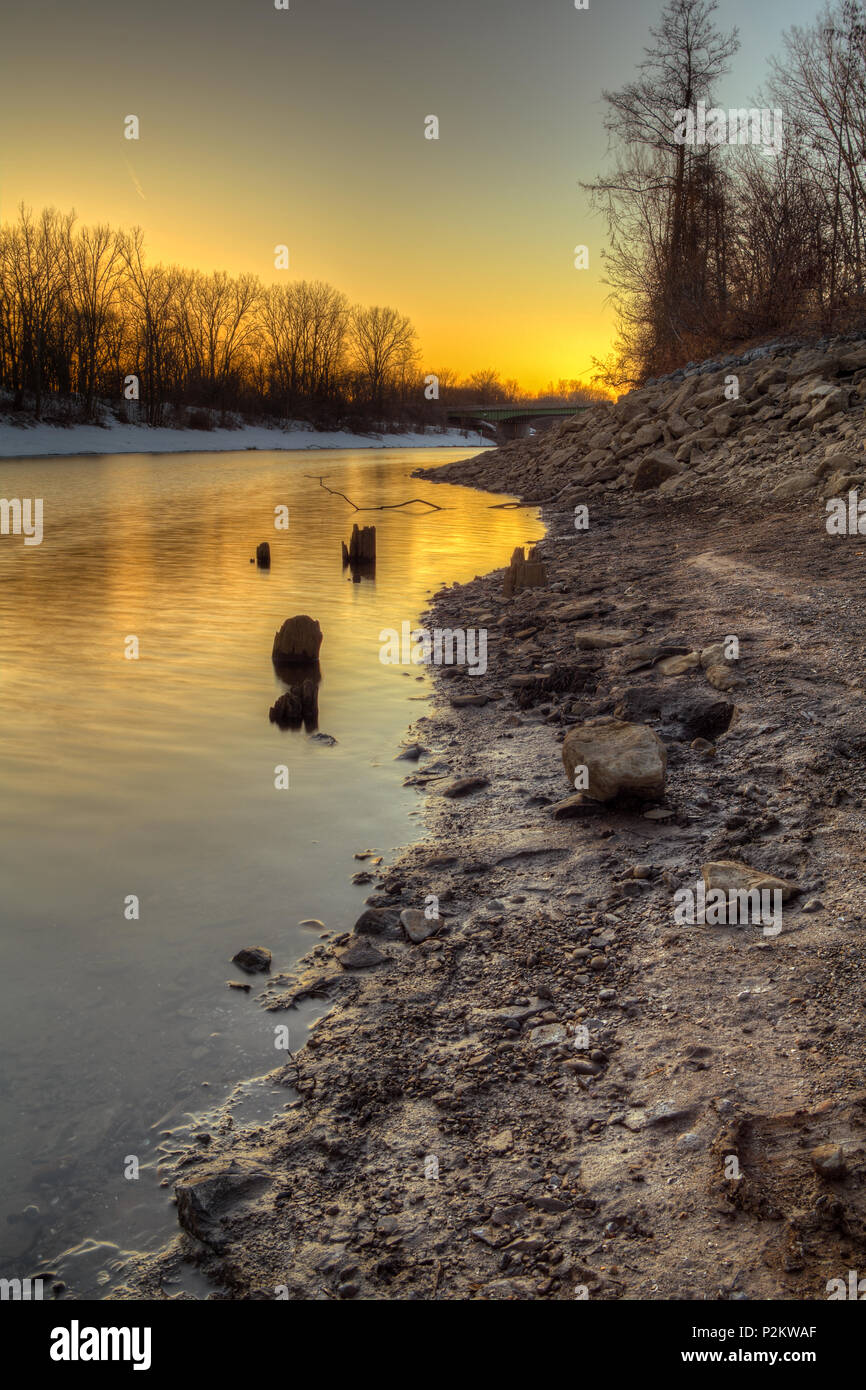 Coucher du soleil à la rivière Mohawk à Utica, New York Banque D'Images