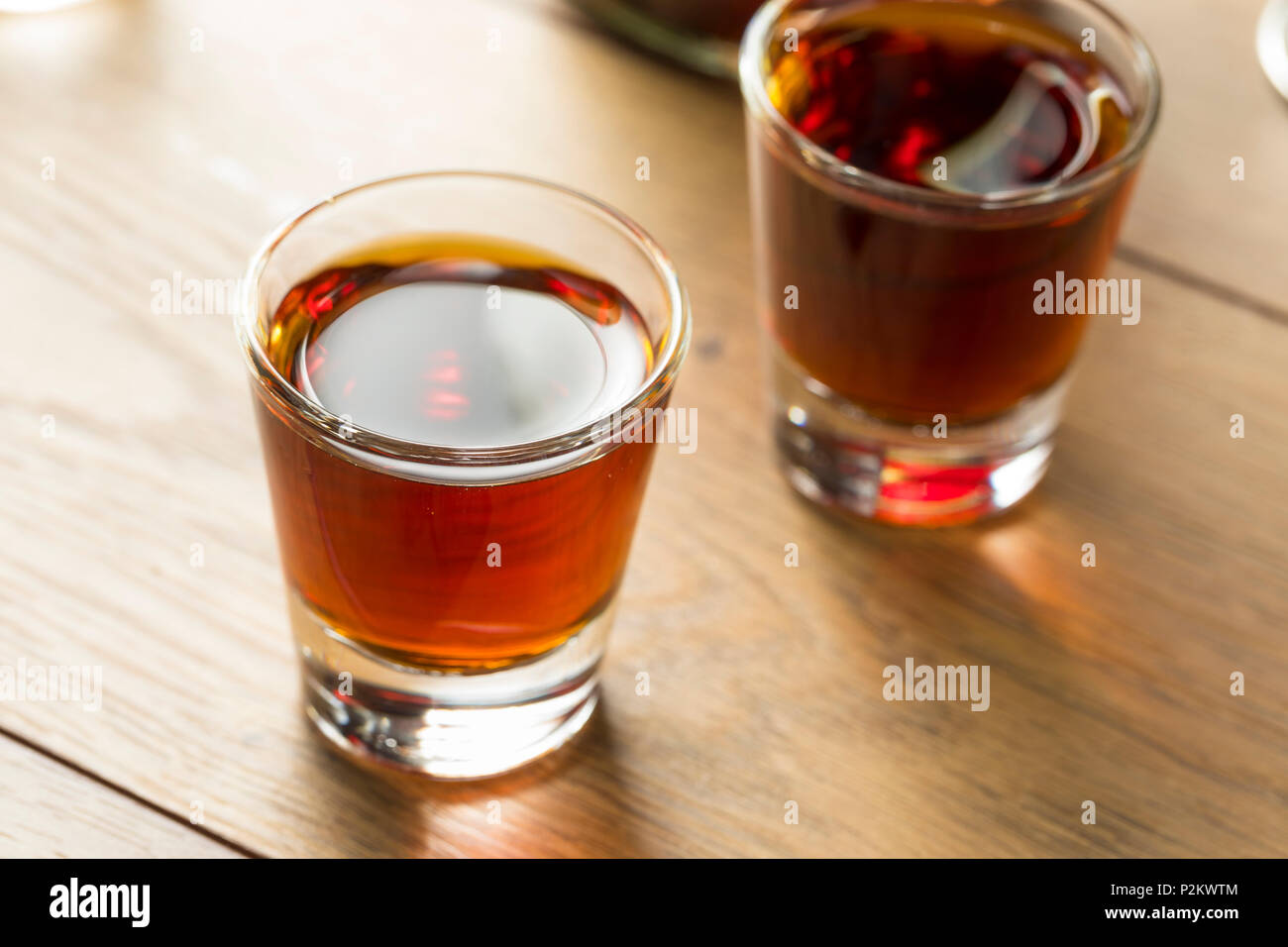 Sloe gin rouge dans un verre de liqueur Banque D'Images