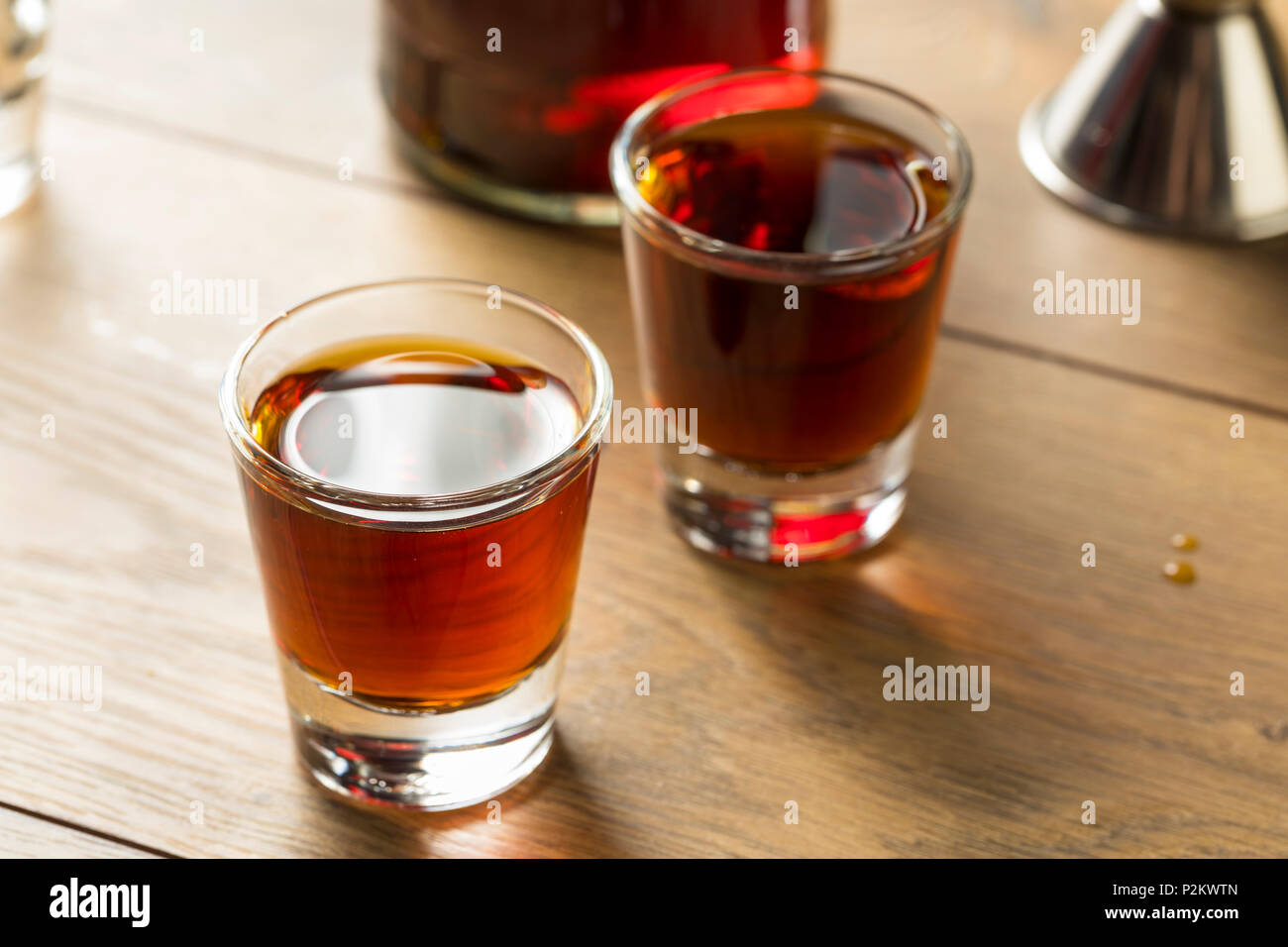 Sloe gin rouge dans un verre de liqueur Banque D'Images
