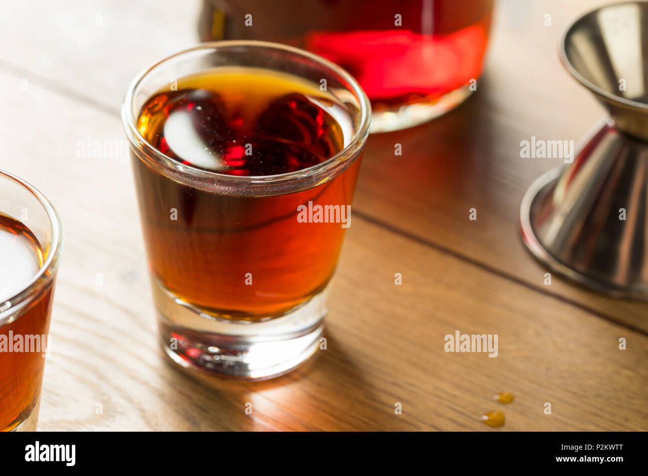 Sloe gin rouge dans un verre de liqueur Banque D'Images