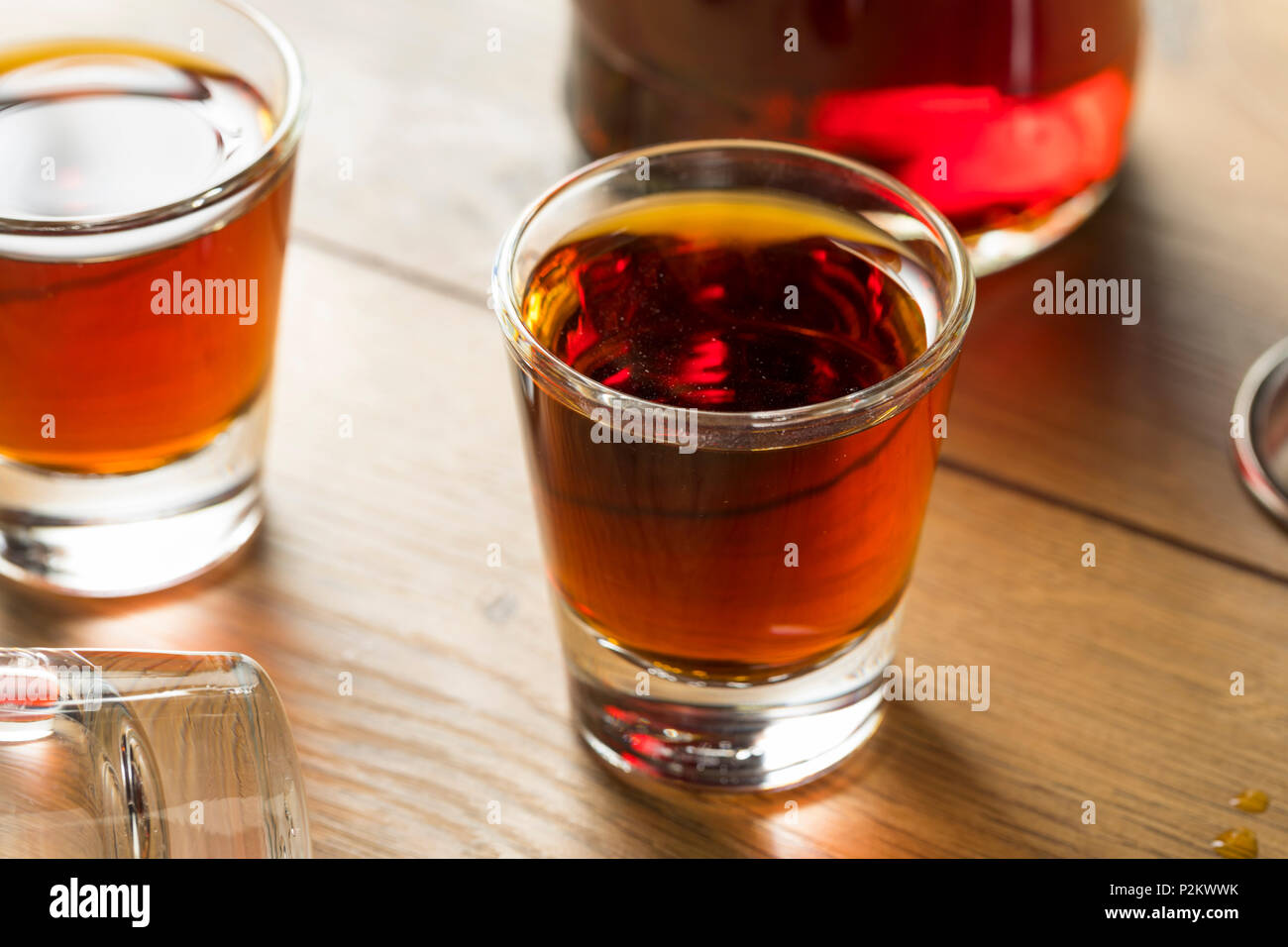 Sloe gin rouge dans un verre de liqueur Banque D'Images