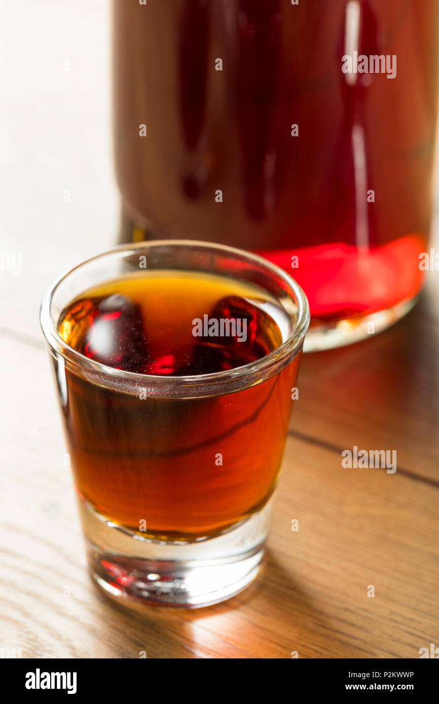 Sloe gin rouge dans un verre de liqueur Banque D'Images