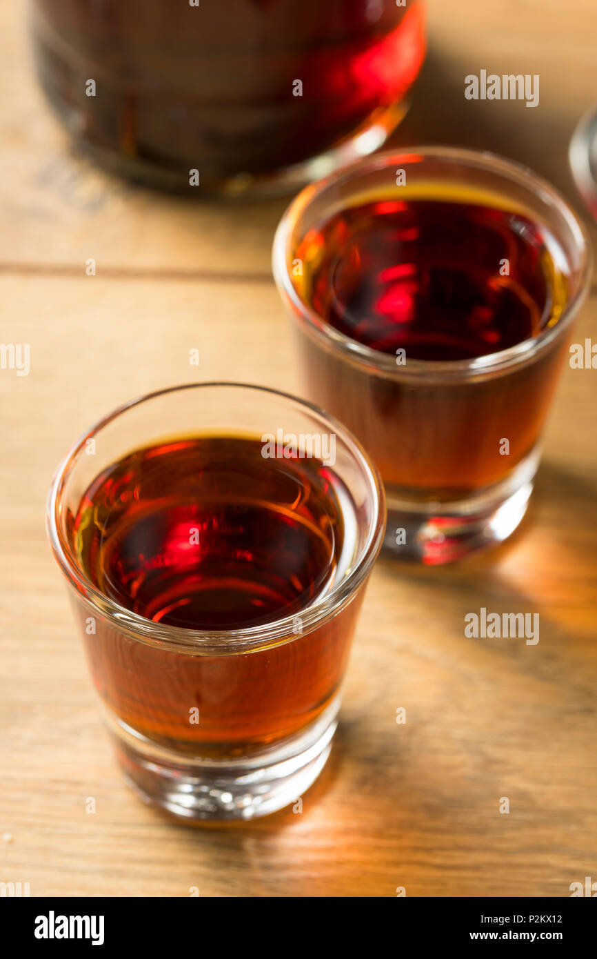 Sloe gin rouge dans un verre de liqueur Banque D'Images