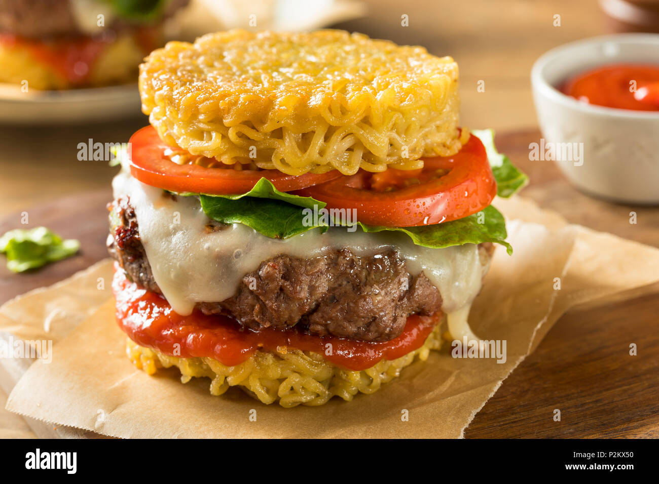 Des Ramen burger au fromage avec de la laitue et tomates Banque D'Images