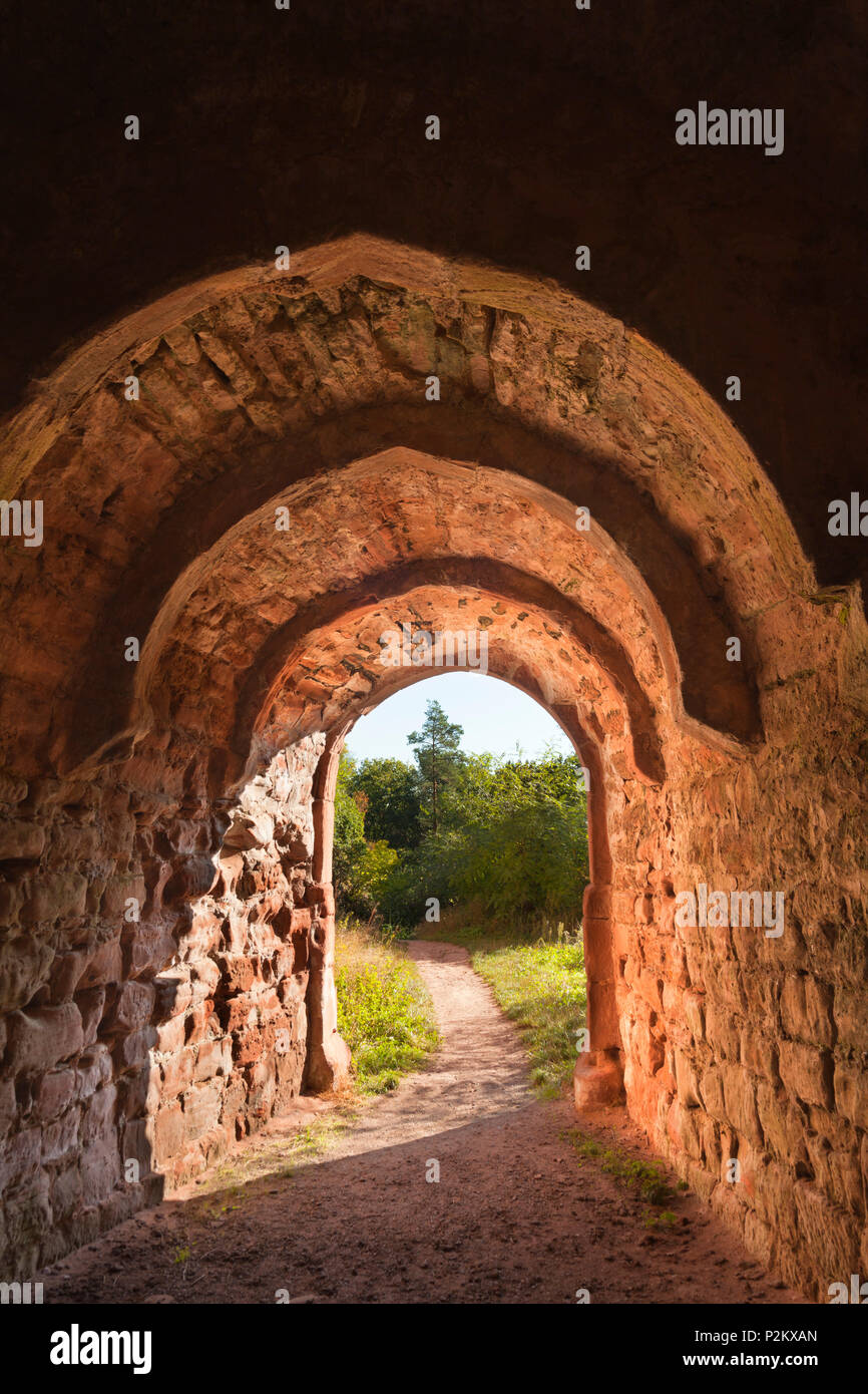 Gate à château Drachenfels, près de Busenberg, Dahner Felsenland, parc naturel de la Forêt du Palatinat, Rhénanie-Palatinat, Allemagne Banque D'Images