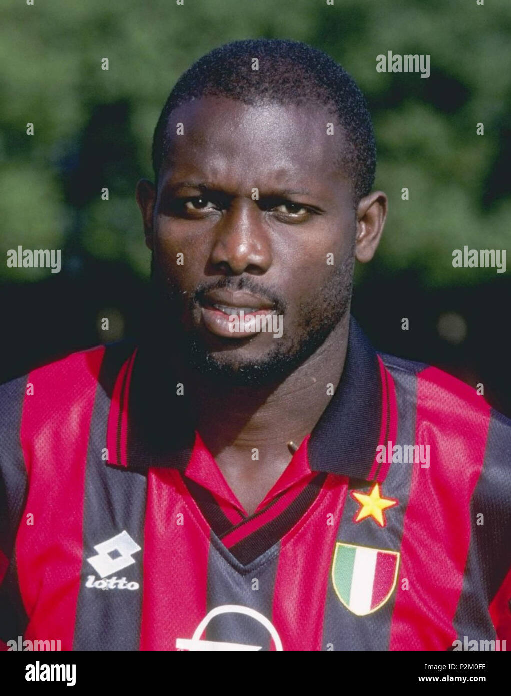 . Il calciatore Italiano : George Weah liberiano al all'inizio della stagione 1996-1997. George Weah, licences, 1996 1996 . 1996. Inconnu 33 George Weah - Milan AC 1996-1997 (rognée) Banque D'Images