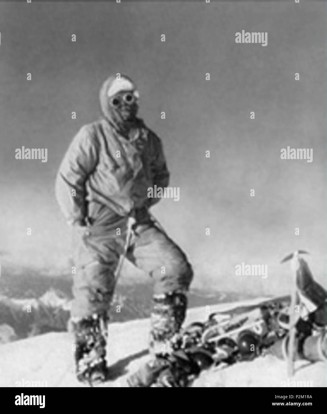 . Anglais : Lino Lacedelli sur le sommet du K2. La glace sur sa barbe montre qu'il l'avait tout simplement utilisé le masque d'oxygène (cfr. Robert Marshall, K2 : mensonges et trahison, ISBN 0953863174) Italiano : Lino Lacedelli Sulla cima del K2. Le il ghiaccio sulla sua barba dimostra che ha utilizzato la maschera d'ossigeno fino a pochi istanti prima (cfr. Robert Marshall, K2 : mensonges et trahison, ISBN 0953863174) . 31 juillet 1954. Achille Compagnoni 46 Sommet Lacedelli K2 Banque D'Images