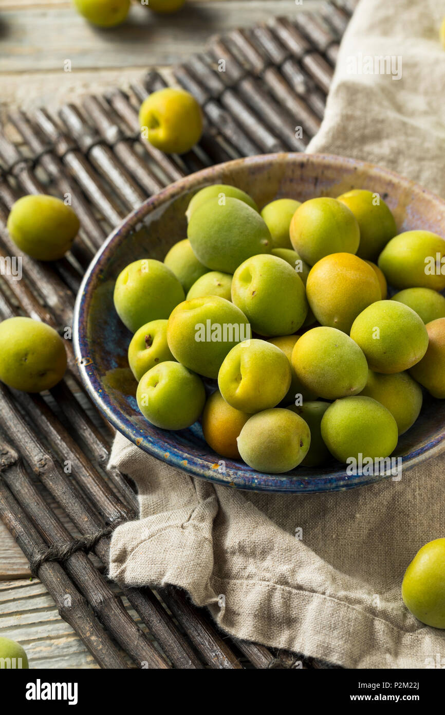 Matières organiques vert fruits Ume prêt à manger Banque D'Images