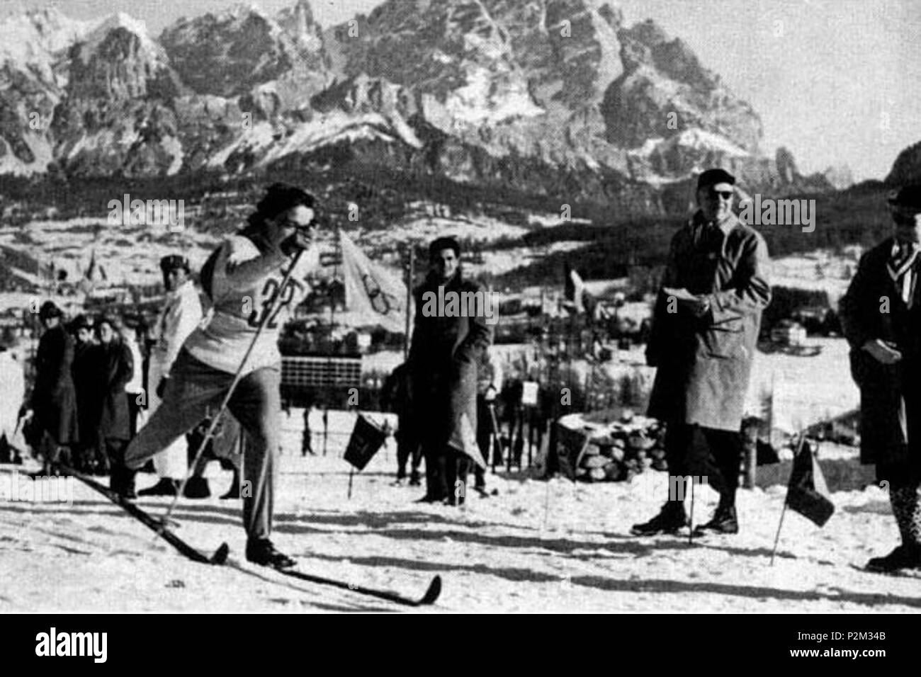 . Skieur de fond soviétique Ekaterina Kozyreva durant la Ladies' cross-country 10 km au Jeux Olympiques d'hiver de 1956 à Cortina, Italie . 28 janvier 1956. Le Comité olympique italien Lioubov 51 Kozyreva 10 km ski de Cortina 1956 Comté Banque D'Images