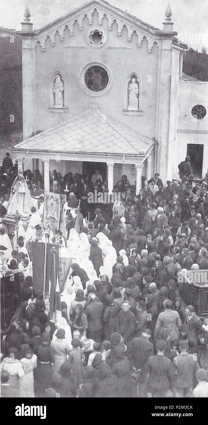 . Italiano : Un momento di una delle processioni avvenute in occasione della Chiesa Nuova costruita. Madonna delle Grazie, provincia di Vicenza . vers 1924. Inconnu 51 MadonnaDelleGrazie Processione Banque D'Images