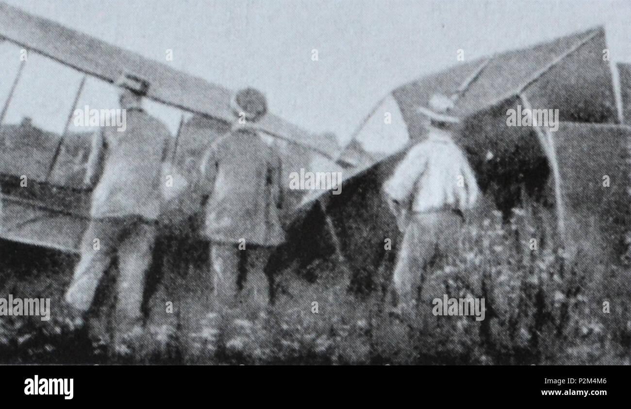 . Anglais : l'épave de Gianni Caproni's Caproni Ca.1 biplan expérimental après l'atterrissage en catastrophe qui a mis fin à son premier vol. Malpensa, Varese, 27 mai 1910. Italiano : the day the fish came out del biplano sperimentale Caproni Ca.1 di Gianni Caproni dopo il duro atterraggio che pone al fine suo primo volo. Malpensa, Varese, 27 maggio 1910. 27 mai 1910. Inconnu 14 Caproni Ca.1 premier crash, 1910 Banque D'Images