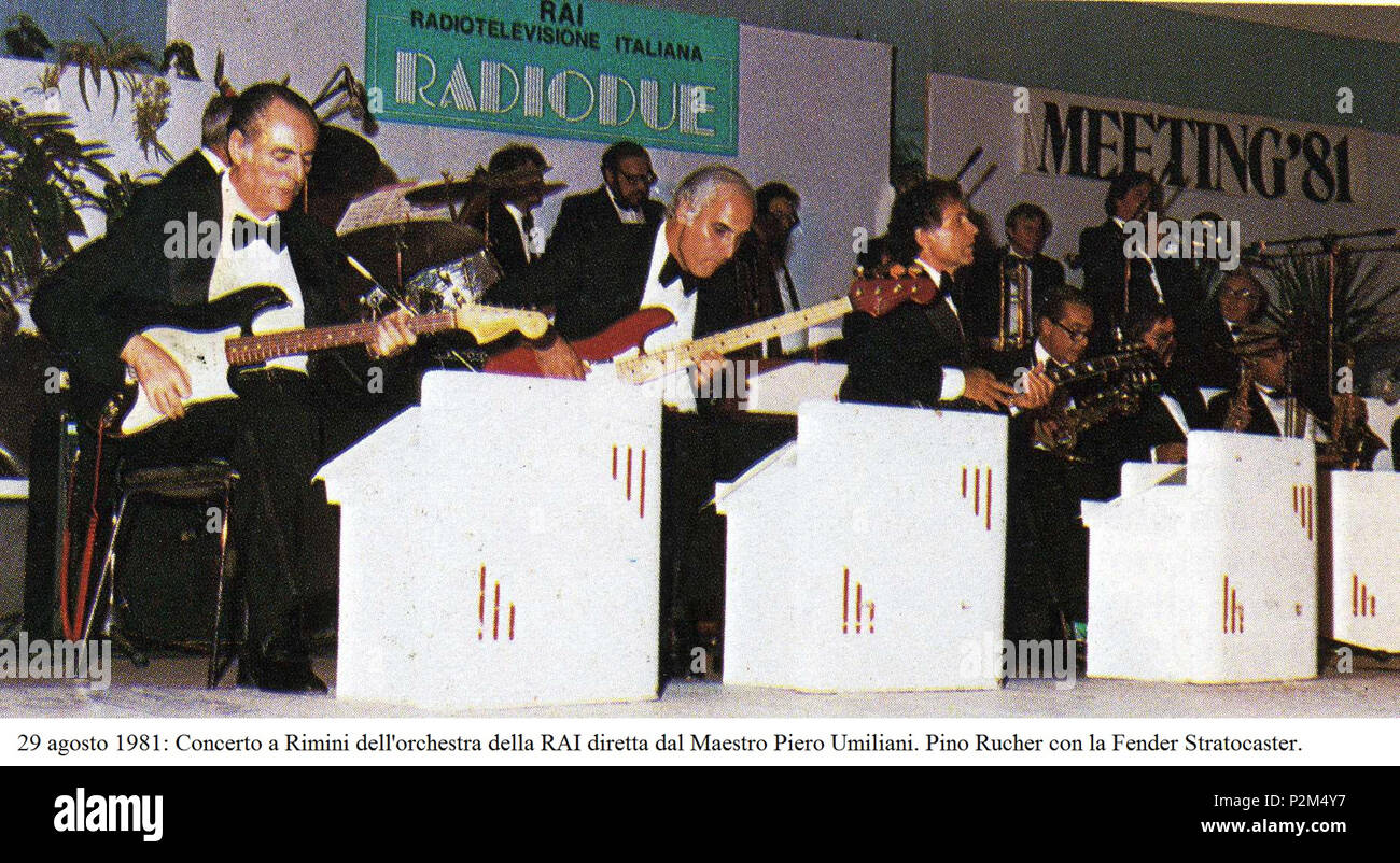 . Italiano : 29 agosto 1981 : Réunion par l'amicizia fra i popoli. Concerto a Rimini dell'orchestra della RAI dal in diretta Maestro Piero Umiliani. Pino Rucher (primo da sinistra) accanto al bassista Giorgio Rosciglione. Anglais : le 29 août 1981 : Réunion par l'amicizia fra i popoli. Les concerts de Rimini de l'Orchestre de la Rai dirigé par Maître Piero Umiliani. Pino Rucher (premier à gauche) à côté de guitariste basse Giorgio Rosciglione. 1981. Le photographe est inconnue 55 1981 Réunion Banque D'Images