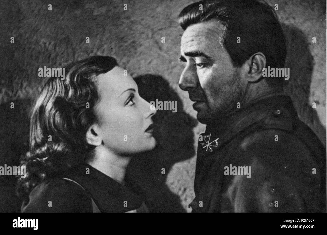 . Italiano : Mireille Balin e Fosco Giachetti dans una foto di scena de L'assedio dell'Alcazar, regia di Augusto Genina (1940). 1940. Inconnu 57 Mireille Balin e Fosco Giachetti dans fotodiscena Alcazar Banque D'Images