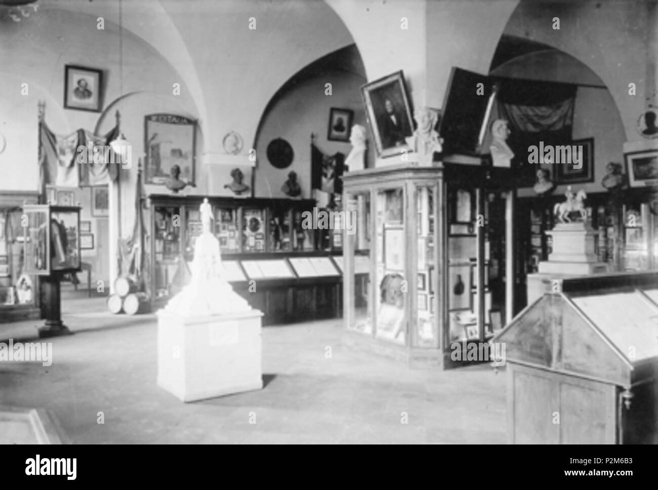 . Italiano : Benvenuto Bandieri, veduta del Salone del w:c:Museo Civico del Risorgimento (Modena) nell'allestimento del 1926 . 1926. Benvenuto Bandieri 58 Museo Civico del Risorgimento de Modène (1926) Banque D'Images