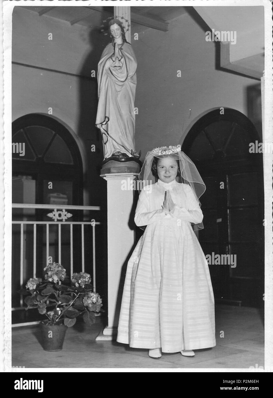 . Anglais : Une petite fille Première Communion, Naples, Italie 1950 - Foto Velox Napoli . 28 mars 2012. 59 anonyme Naples, Italie 1950 - Première Communion Banque D'Images