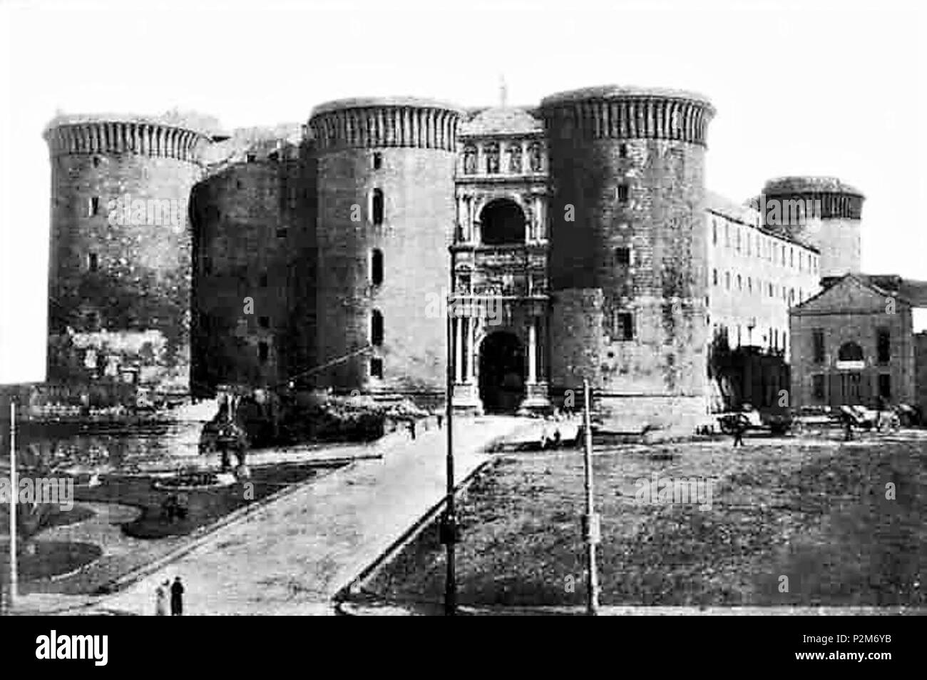 . Italiano : Napoli, Castel Nuovo dopo l'abbattimento degli edifici circostanti. Autore sconosciuto. Années 1930. Inconnu 60 Napoli, Castel Nuovo 22 Banque D'Images
