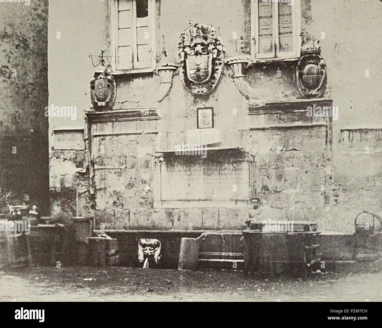 . Italiano : Napoli, Fontana dell'Aquaquilia (1589) una delle fontane demolite durante il Risanamento di fine 800. Si trovava nella zona Porto Basso, posta all'incrocio tra via Conte Olivares, via Piccolo Molo (Aquaquilia e via fonte : G. Alisio). Autore della foto sconosciuto. 'La Fontana si trovava Metro, Metro Plus, meno all'altezza dell'angolo sud dell'incrocio tra le attuali Via Marchese Campodisola e Via Conte Olivares'. Vedi Pianta di Napoli dello Schiavoni del 1880. (Lucio Migliaccio). vers 1880. Inconnu 60 Napoli, Fontana dell'Aquaquilia Banque D'Images