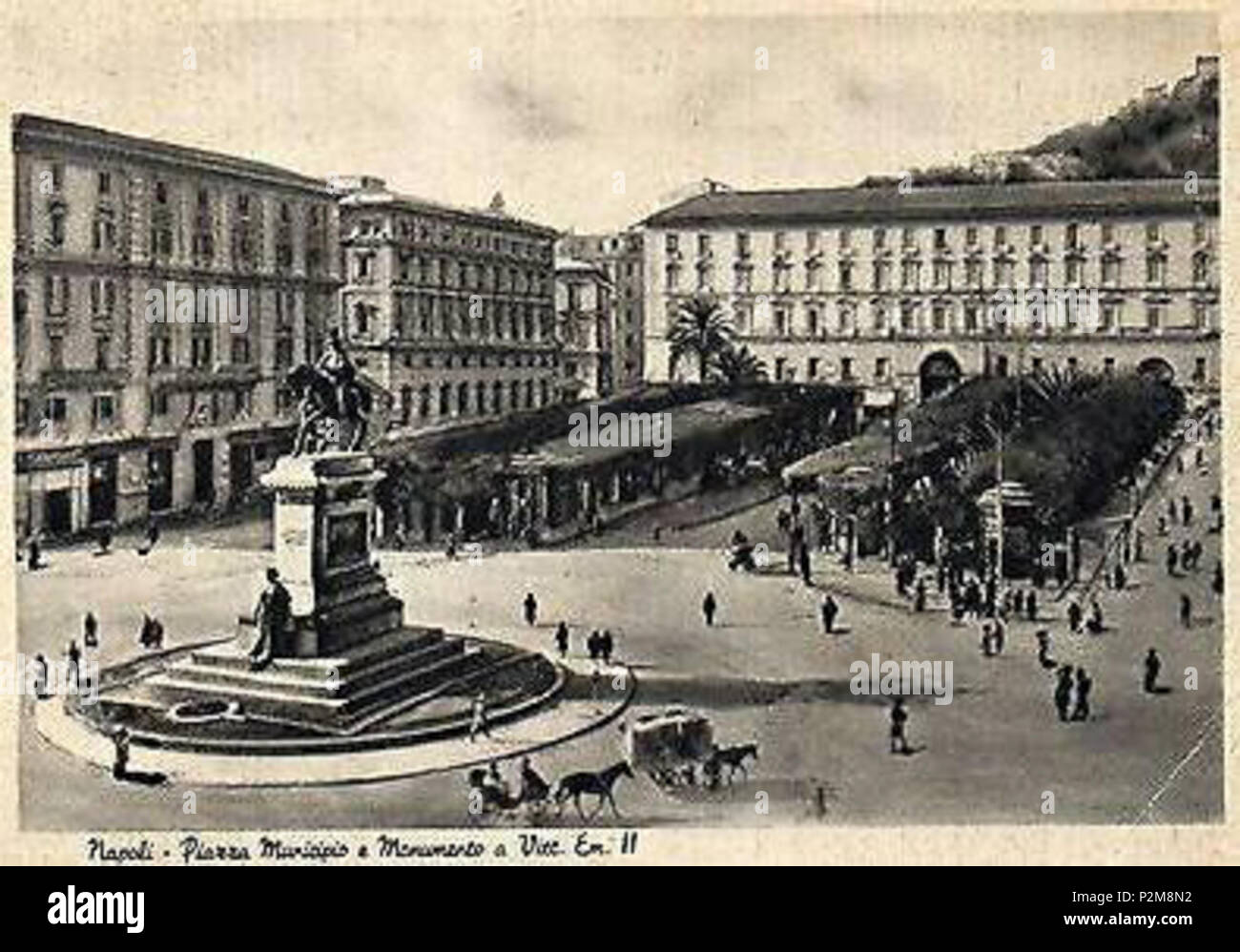 . Italiano : 'Napoli - Piazza Municipio e Monumento a Vittorio Emanuele II'. Cartolina. Autore sconosciuto. Foto databile piantumazione fra il 1866 (dei filari di lecci) e il gennaio 1956 (loro abbattimento). Entre 1886 et 1955. Inconnu 62 Napoli, Piazza Municipio 21 Banque D'Images