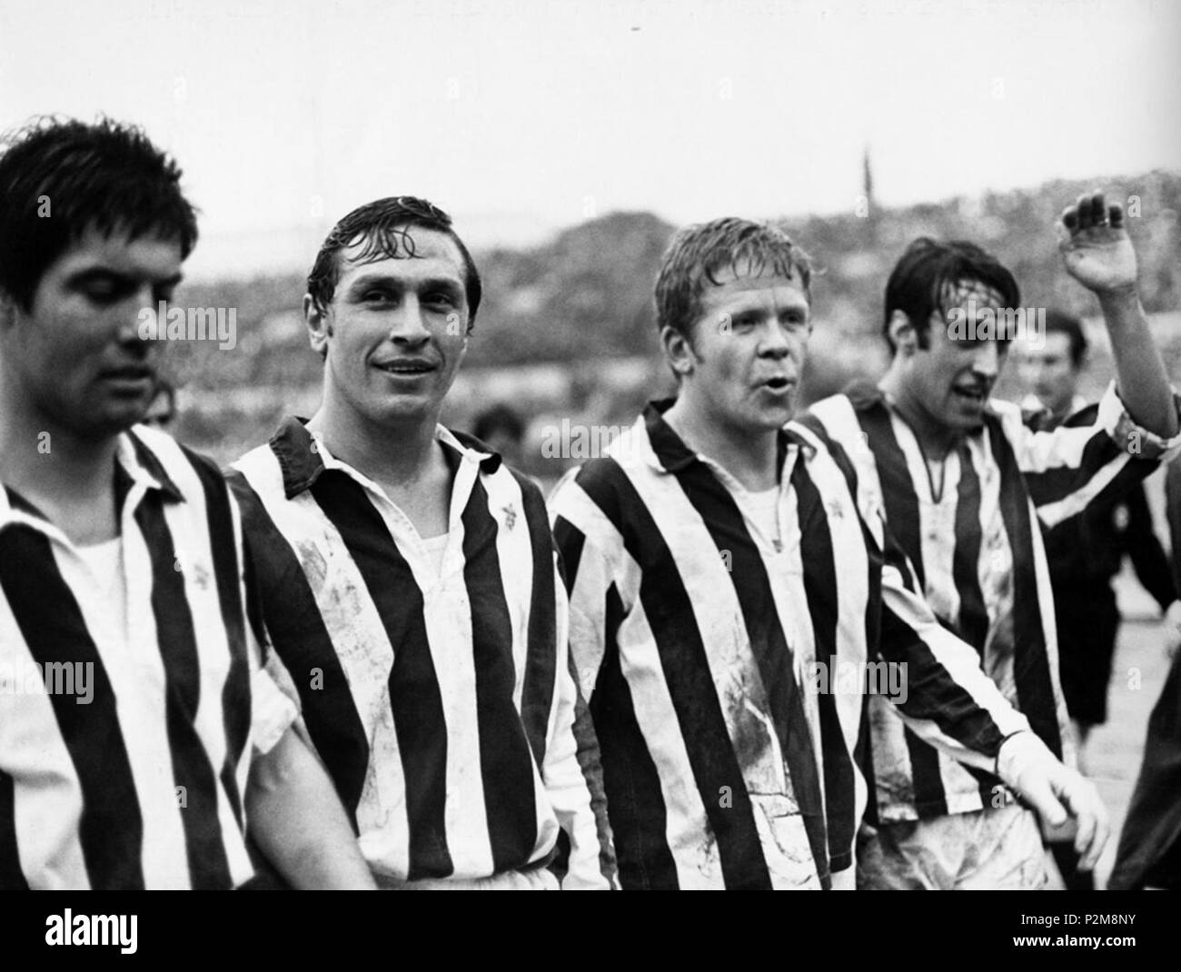 . Italiano : Roma, stadio Olimpico, 28 dicembre 1969. Da sinistra : i calciatori juventini Sandro Salvadore, Lamberto Leonardi, Helmut Haller e Pietro Anastasi escono soddisfatti dal campo al termine della sfida tra Roma e la Juventus (0-3) valevole per la 14ª giornata del Campionato Italiano di Serie A 1969-1970. 1969-12-28 (N.-B.) - Même si l'origine des reports, à tort, 1968 comme l'année de tournage, la présence parmi les sujets de Lamberto Leonardi date de la photo pour la saison 1969-70, le seul contesté par le joueur avec la Juventus.). Inconnu 82 Serie A 1969-1970 - Roma vs Juventus - Sal Banque D'Images