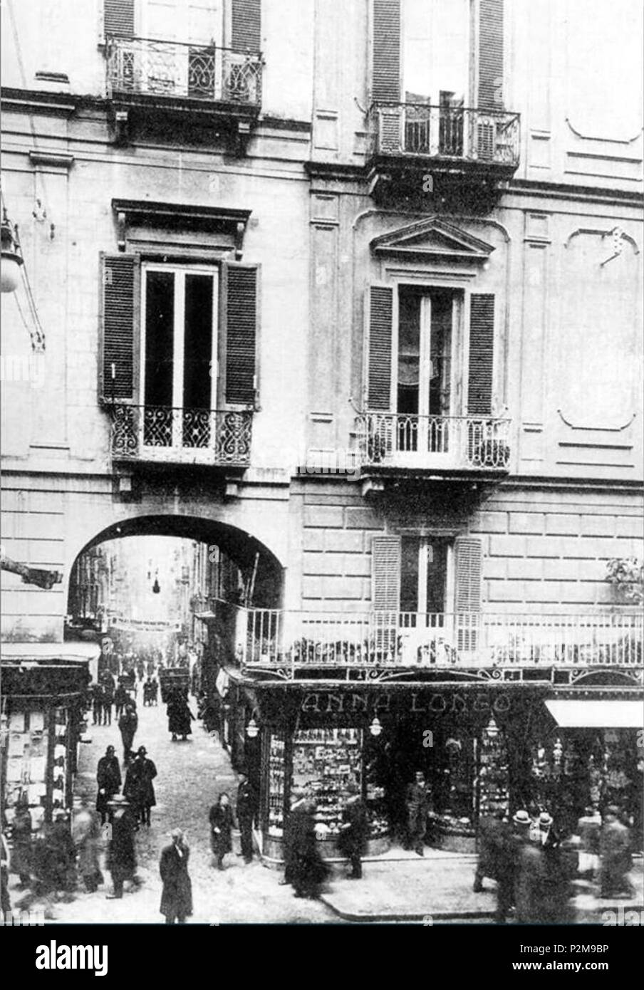 . Italiano : Napoli, via Toledo : Il Ponte di Tappia. Autore sconosciuto. Tapia era il cognome del propietario del palazzo, anzi dei due palazzi collegati dall'omonimo ponte. Il nel tempo è diventato il toponimo Tappia e così è ormai. ufficilamente L'actuelle conformazione di via Ponte di Tappia risale agli anni 50, quindi dopo la seconda guerra mondiale. première moitié du xxe siècle. Inconnu 62 Napoli, Ponte di Tappia 1 Banque D'Images