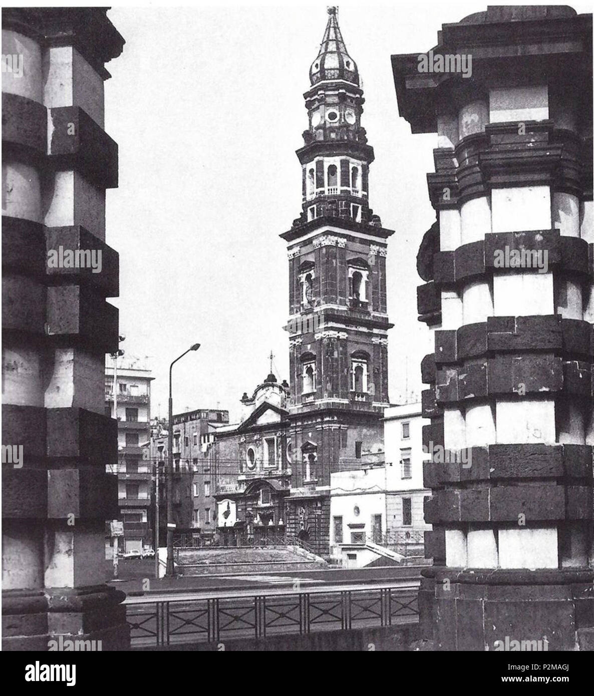 . Italiano : Napoli - Chiesa e campanile del Carmine attraverso il Vado del Carmine. Autore sconosciuto. Années 1970 - années 1980 ?. Inconnu 63 Napoli, Vado e Chiesa del Carmine Banque D'Images