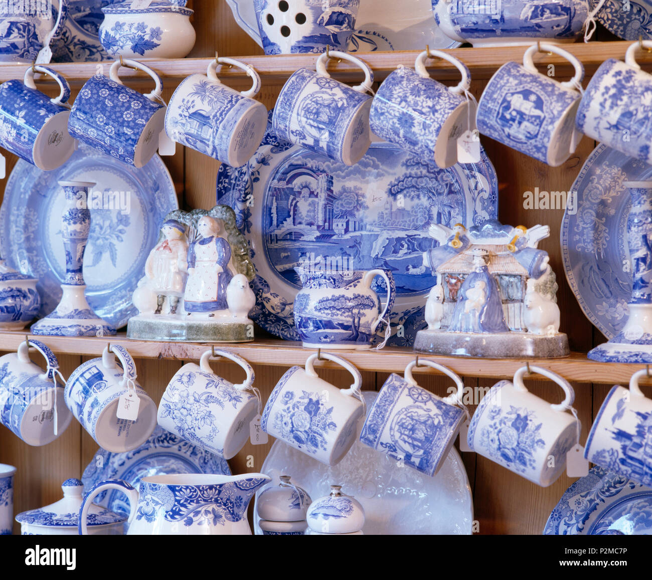 Close-up de la collection de bleu +blanc chine sur des étagères en bois Banque D'Images