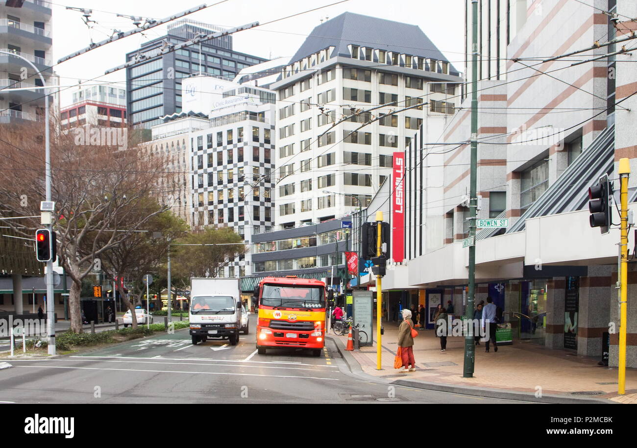 Wellington, Nouvelle-Zélande - 18 juillet 2016 : les piétons et les véhicules qui vaquent à leur journée au centre-ville de Wellington à l'angle de la rue Bowen et Lambto Banque D'Images