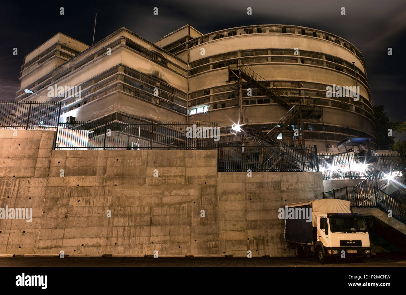 Haïfa'sTalpiot market building at night Banque D'Images