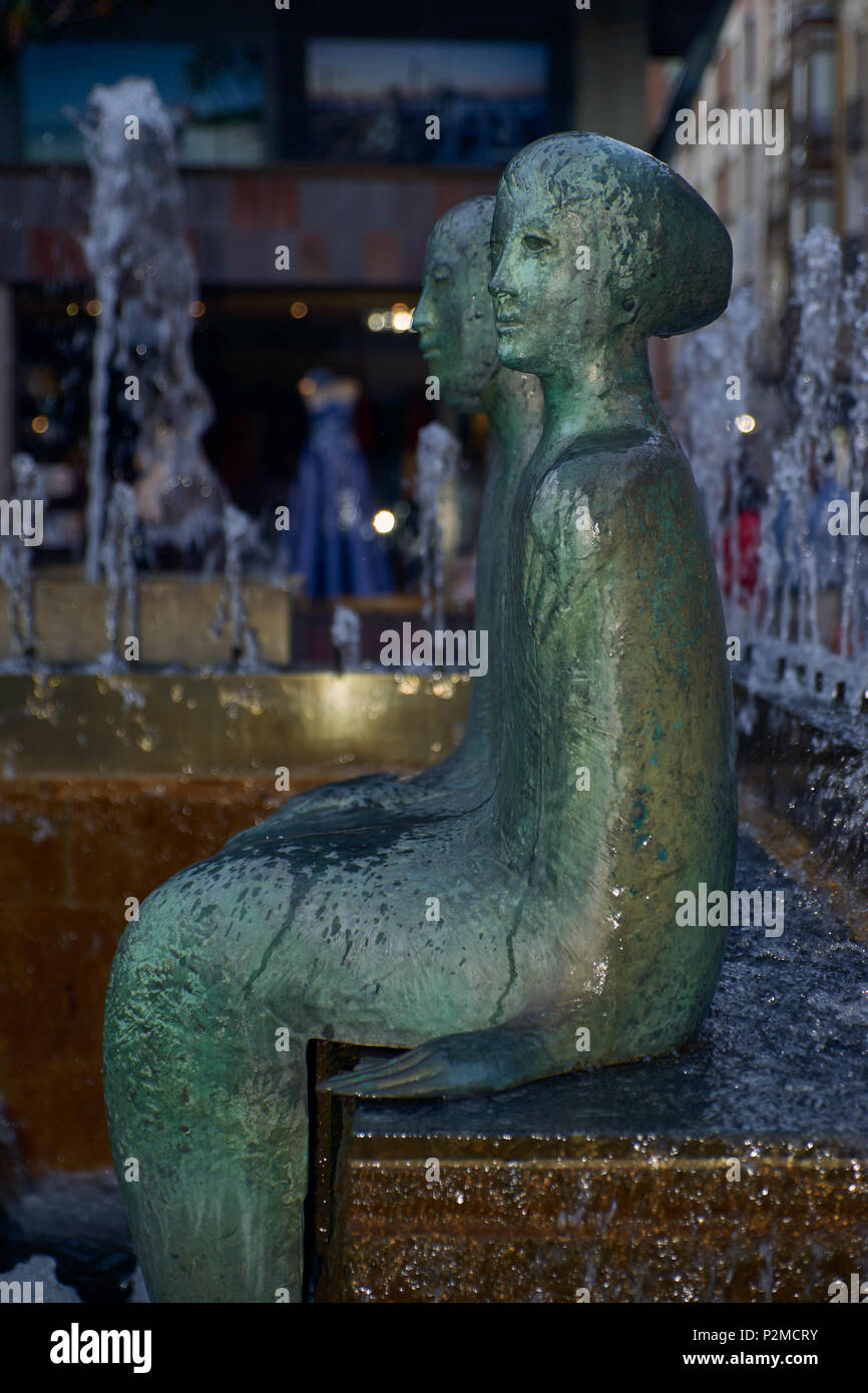 Source des sirènes dans le central Plaza Martí et Monsó de Valladolid, à la Plaza de coca, la sculpture de bronze. Gay Concha chiffres. Banque D'Images