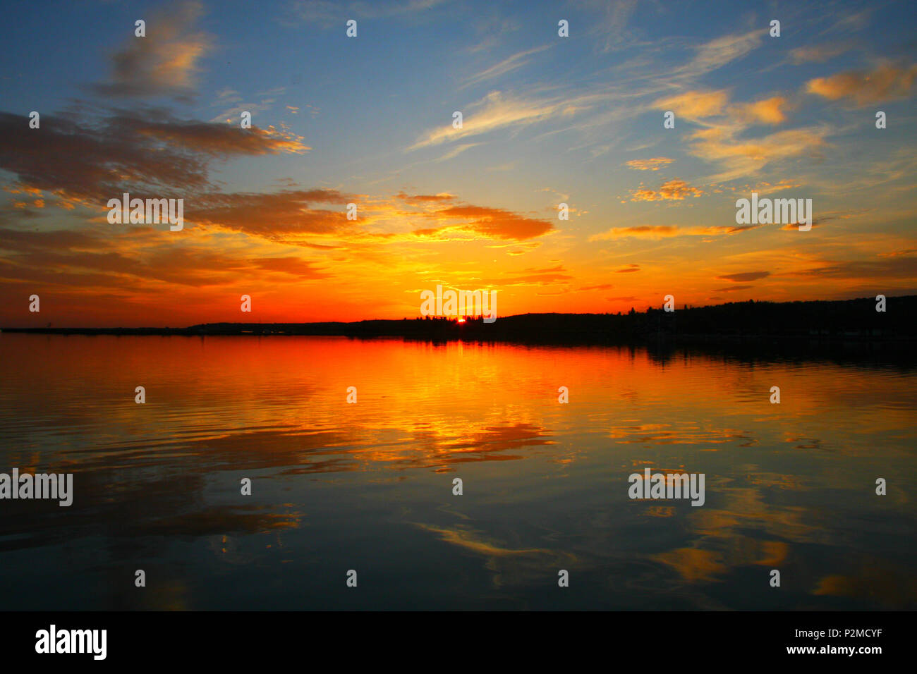 Le coucher du soleil. Un moment chaleureux sur l'heure d'été. Banque D'Images